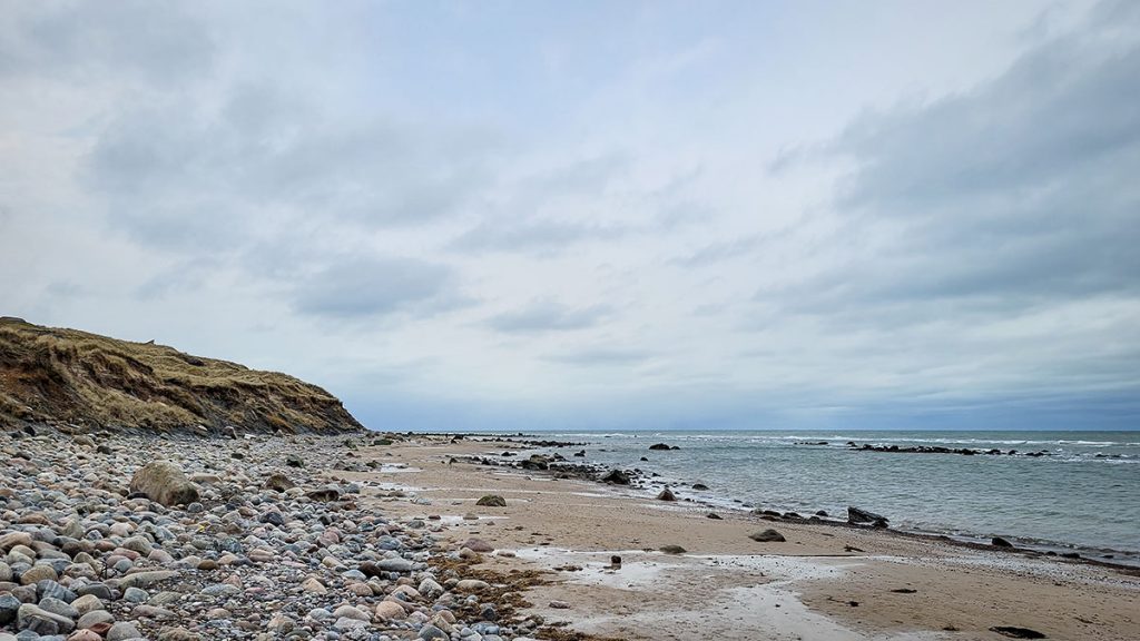 Der Strand unter dem Leuchtturm von Hirtshals in Farbe - Nordjütland (03.2024)
