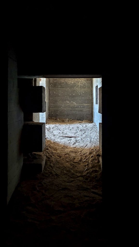 Der Blick aus dem verlassenen Bunker in Farbe - Nordjütland (03.2024)