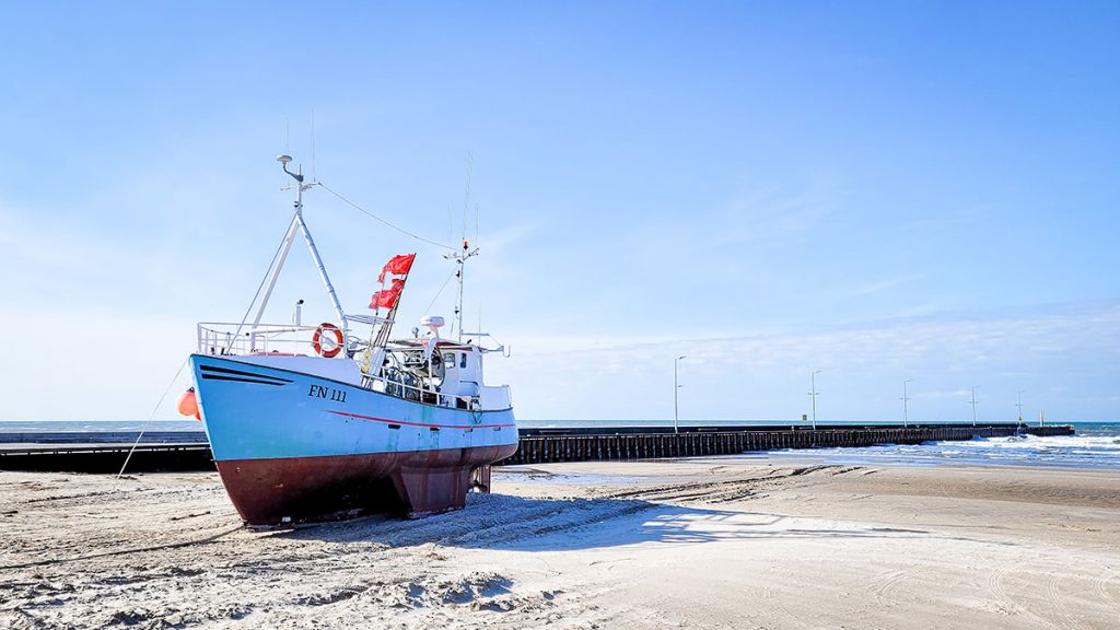 Das Fischerboot auf dem Strand in Farbe - Nordjütland (03.2024)