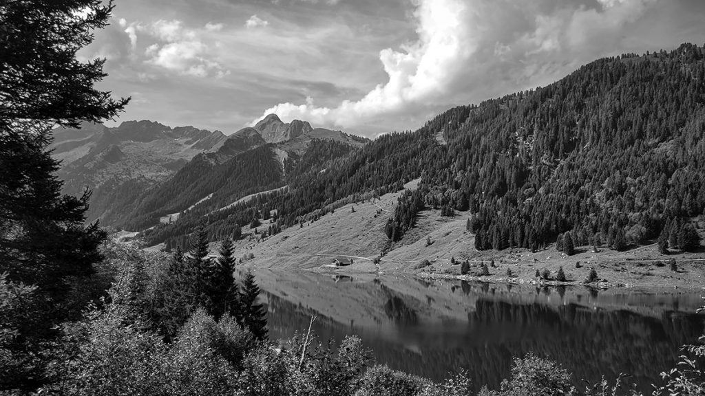 Die kleine Hütte auf der anderen Seeseite - Gerlos (08.2024)