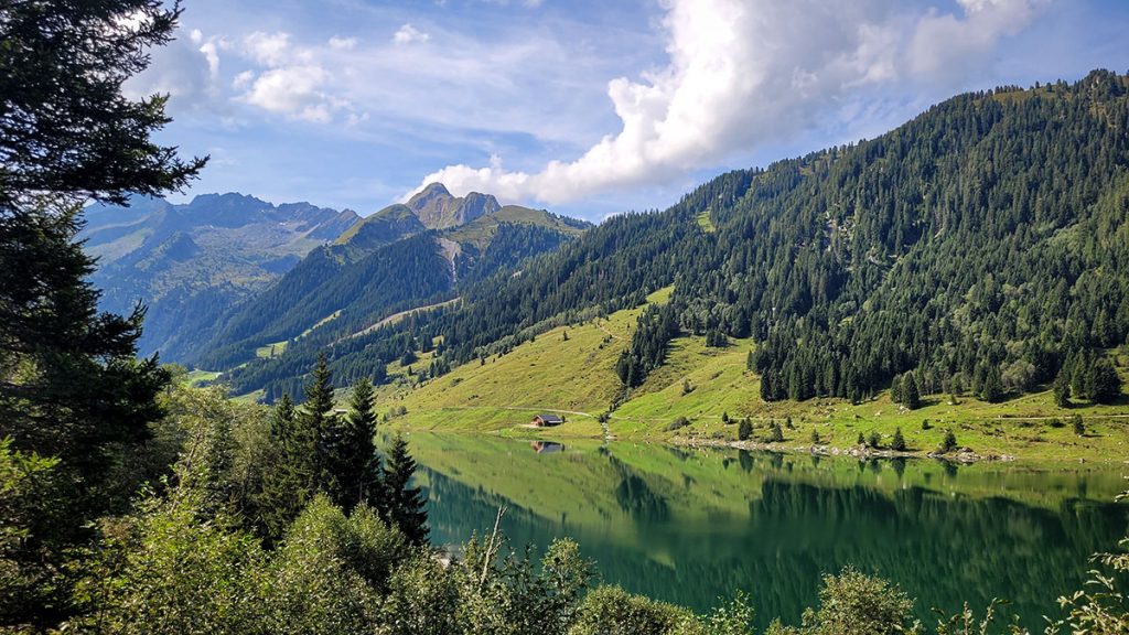 Die kleine Hütte auf der anderen Seeseite - Gerlos (08.2024)