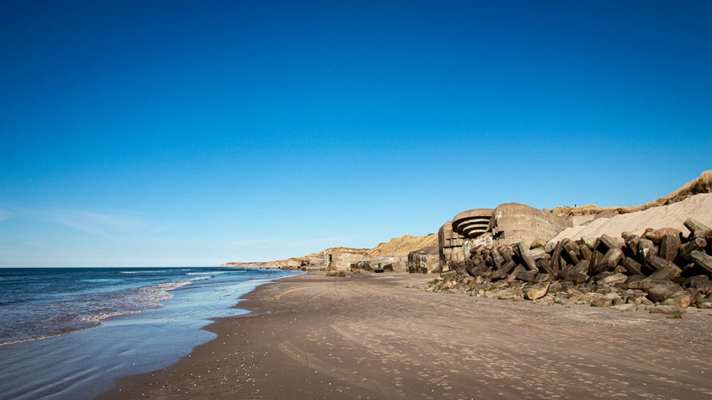 Der Strand und die Bunker in Løkken in Farbe – Løkken (03.2025)