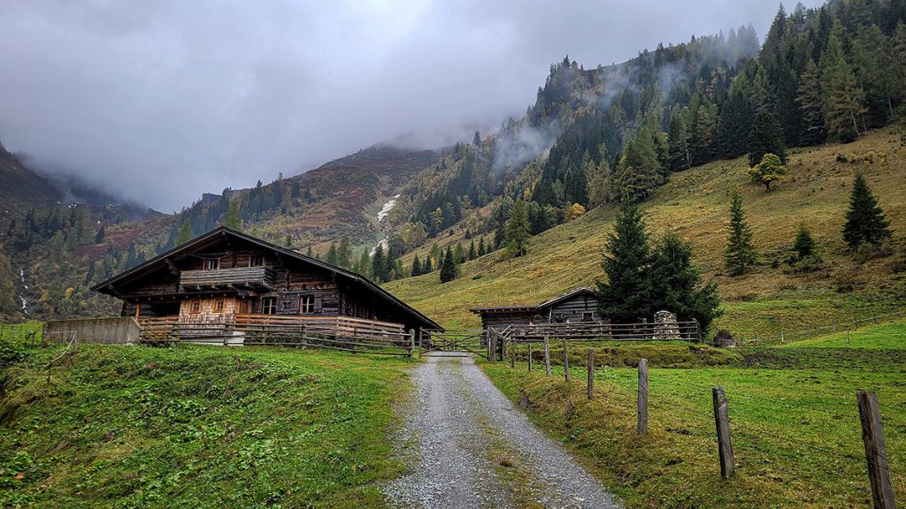 Die Aigenalm-Mandelhütte in Farbe - Großarl (10.2024) 