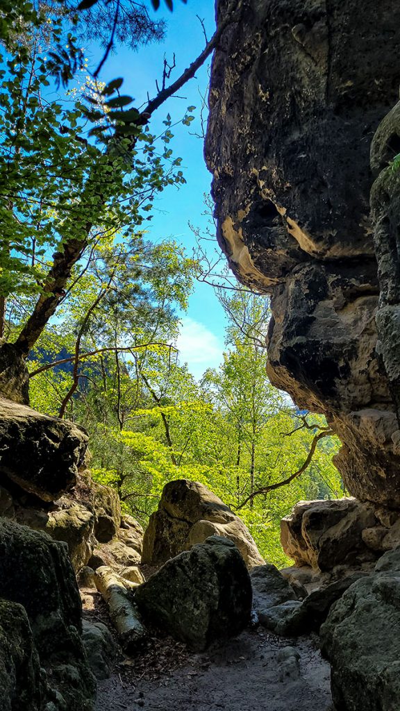 Der Blick durch den Sandstein in Farbe (04.2025)