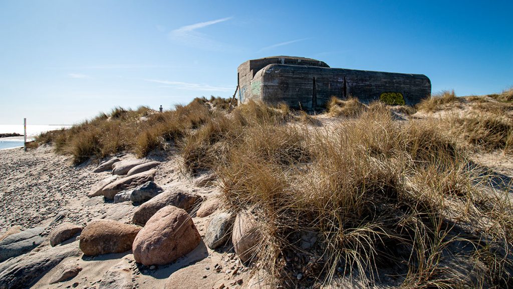 Der "gestrandete" Bunker in Farbe – Løkken (03.2025)