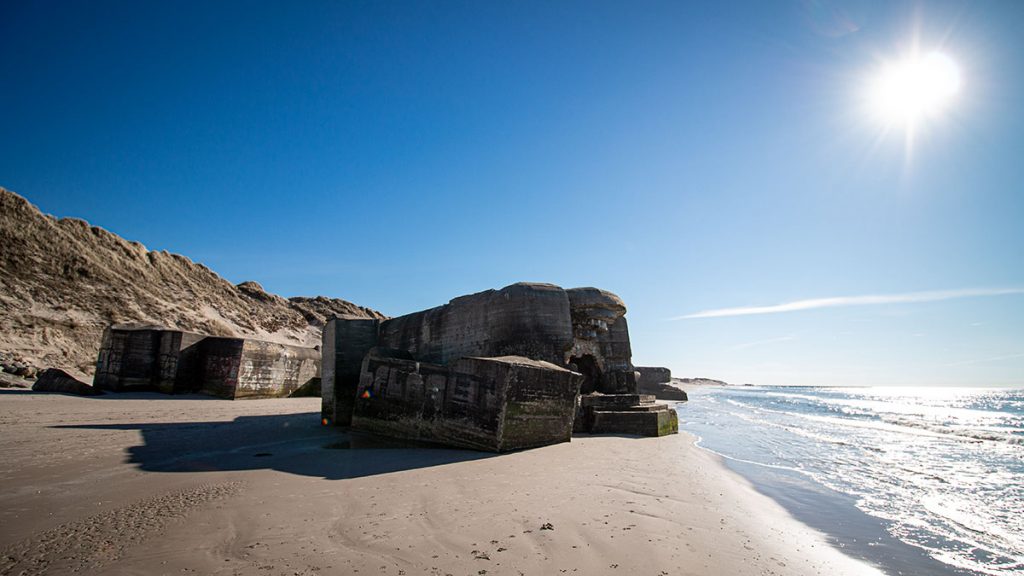 Der Strand und die Bunker in Løkken in Farbe – Løkken (03.2025)