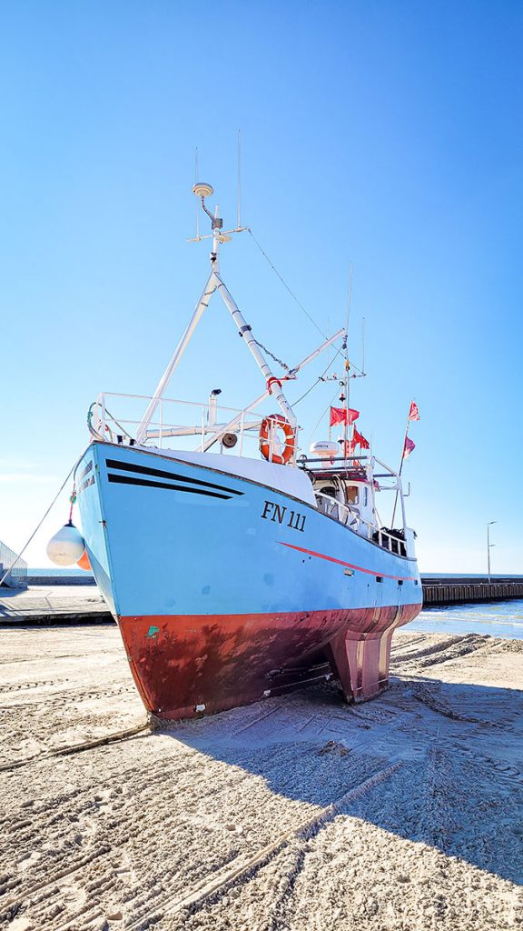 Der Fischkutter am Strand in Farbe – Løkken (03.2025)
