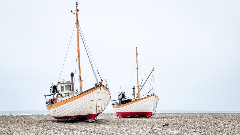 Die Fischkutter am Strand in Farbe – Løkken (03.2025)