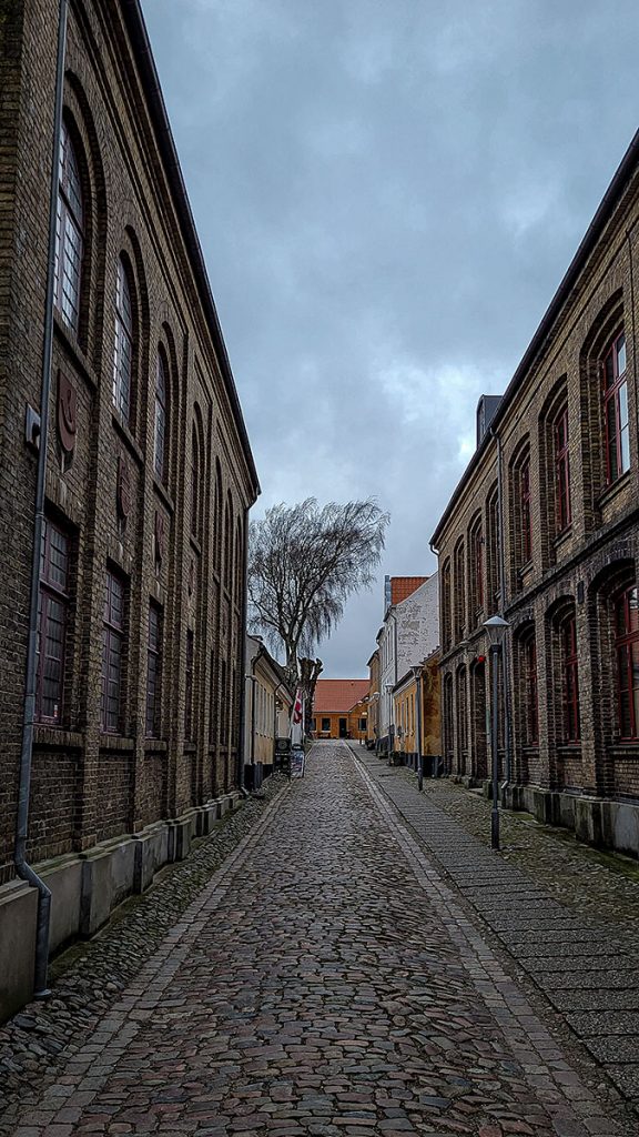 Der Blick durch die alte Gasse in Farbe – Løkken (03.2025)