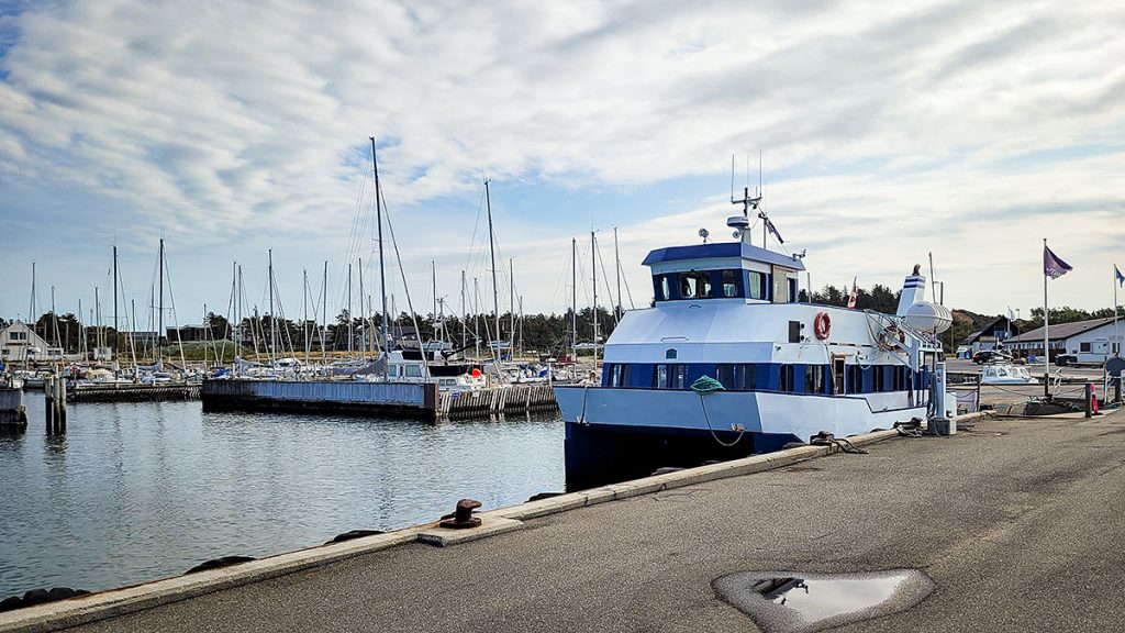Der kleine Hafen und die Fähre - Trend Strand (08.2025)