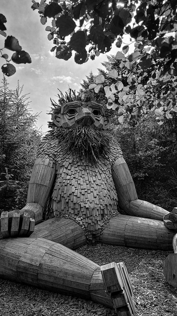 Ask fra Ashøj (Nr.68) - Die Trolle von Thomas Dambo