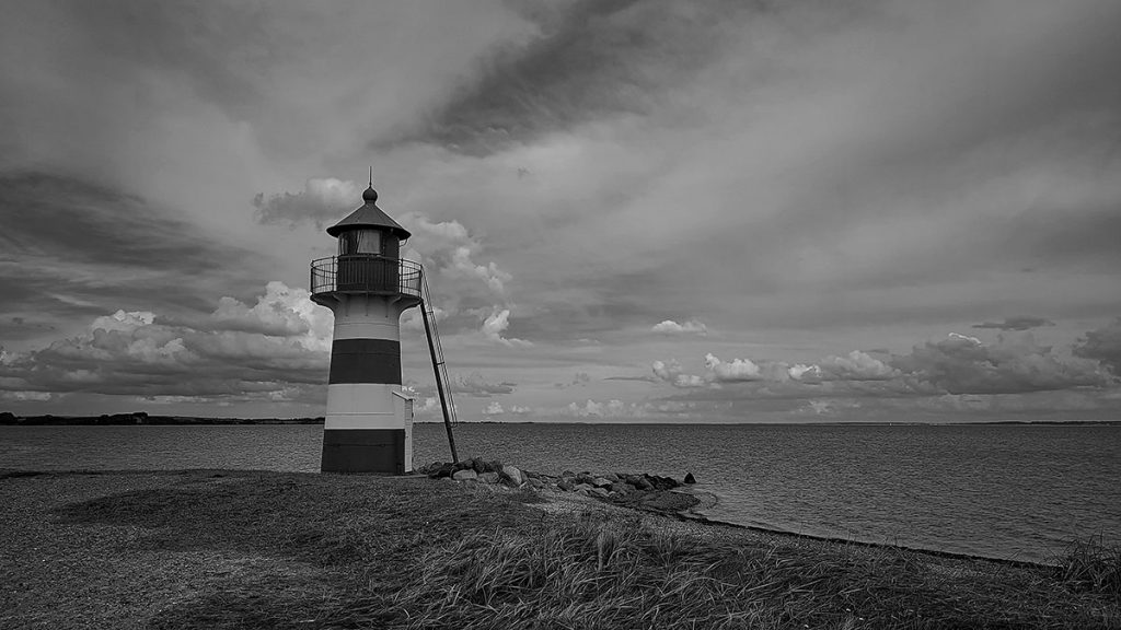 Der kleine Leuchtturm an der Aggersund Brücke - Trend Strand (08.2025)