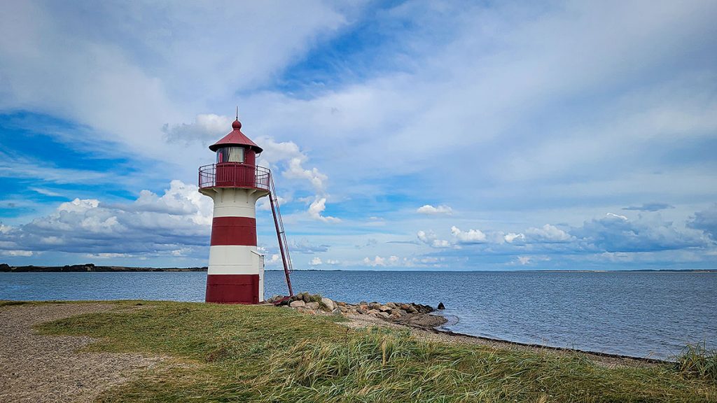 Der kleine Leuchtturm an der Aggersund Brücke - Trend Strand (08.2025)