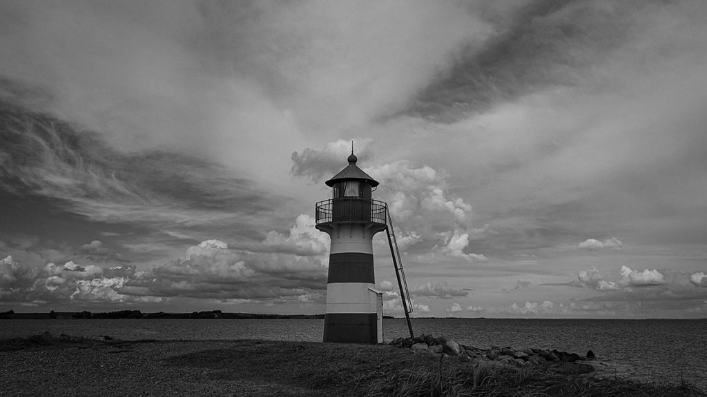 Der kleine Leuchtturm an der Aggersund Brücke - Trend Strand (08.2025)
