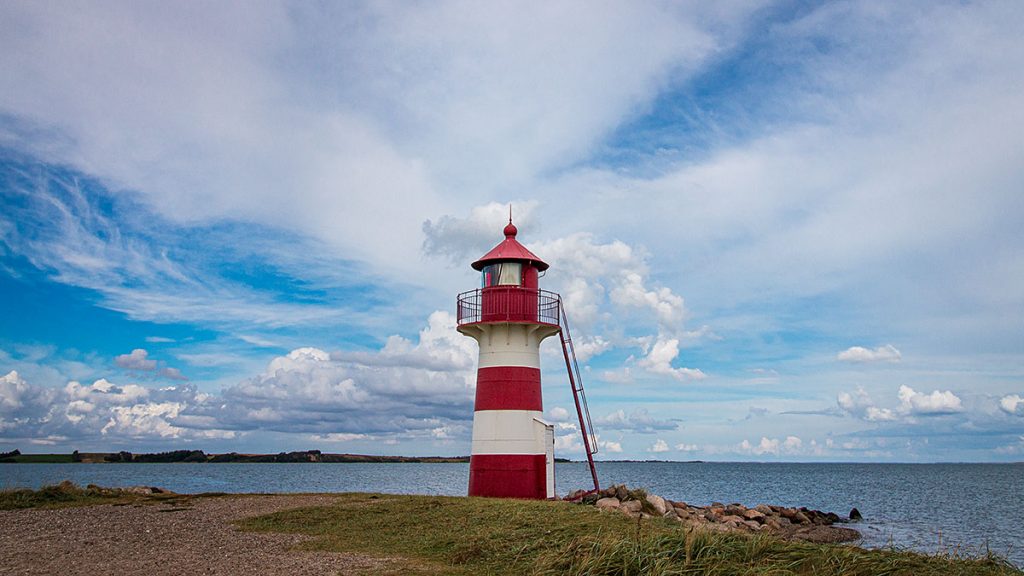 Der kleine Leuchtturm an der Aggersund Brücke - Trend Strand (08.2025)

