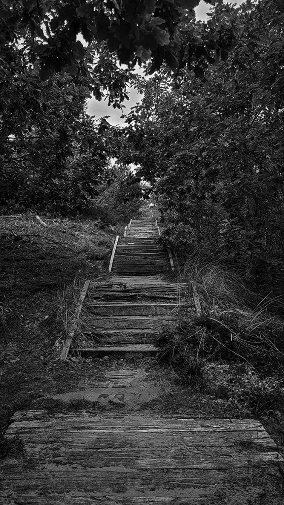 Die kaputte Treppe zum Aussichtsturm - Trend Strand (08.2025)